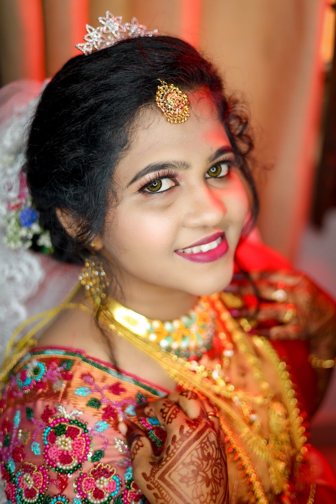 Smiling Royal Bride Tiara & Temple Gold Jewelry